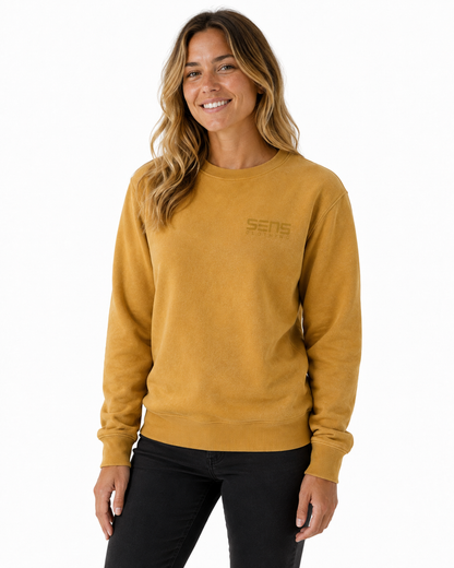 Femme portant le crewneck Camp de Base délavé moutarde, 5ens clothing
