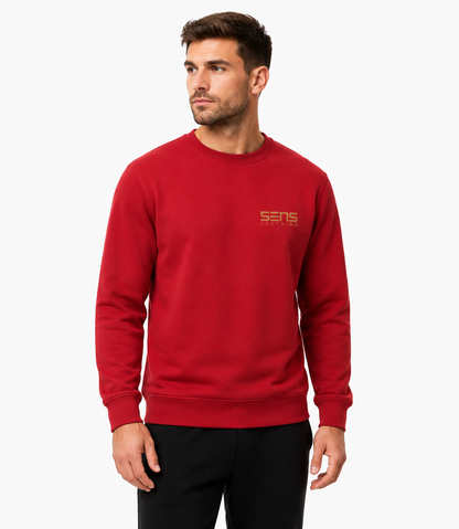 Homme portant le crewneck Camp de Base délavé rouge cerise, 5ens clothing